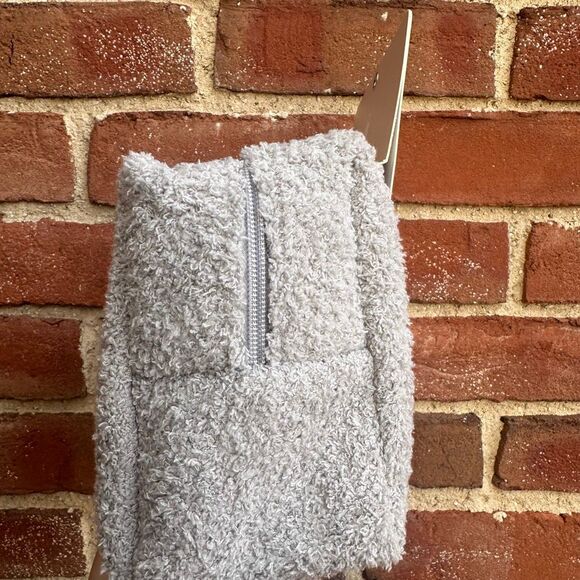 Roaming Essentials Eye Mask Hair Tie & Socks Travel bag Sleep Set Gray OS NEW - Picture 4 of 4